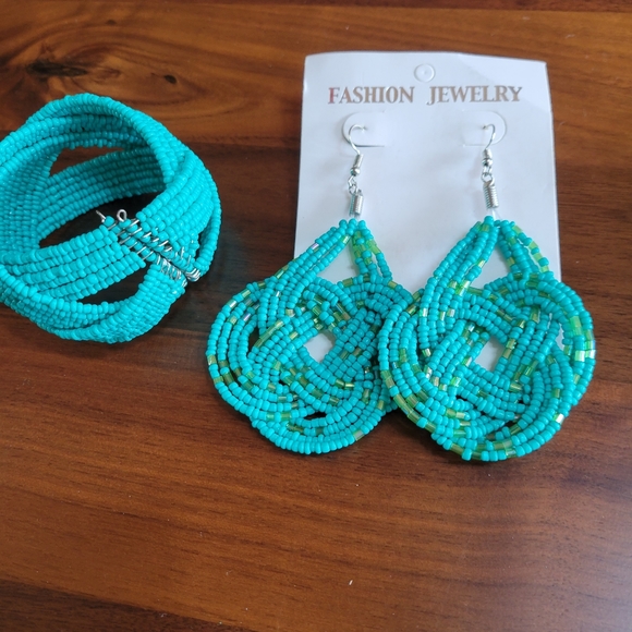 Turquoise beaded earrings and bracelet set - Picture 3 of 6